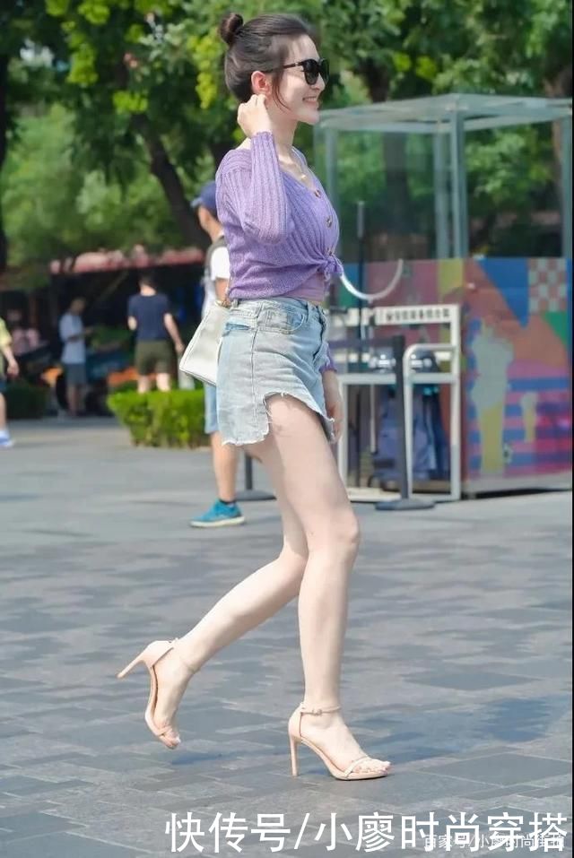 休闲|街拍这位女士的穿搭，非常的休闲迷人