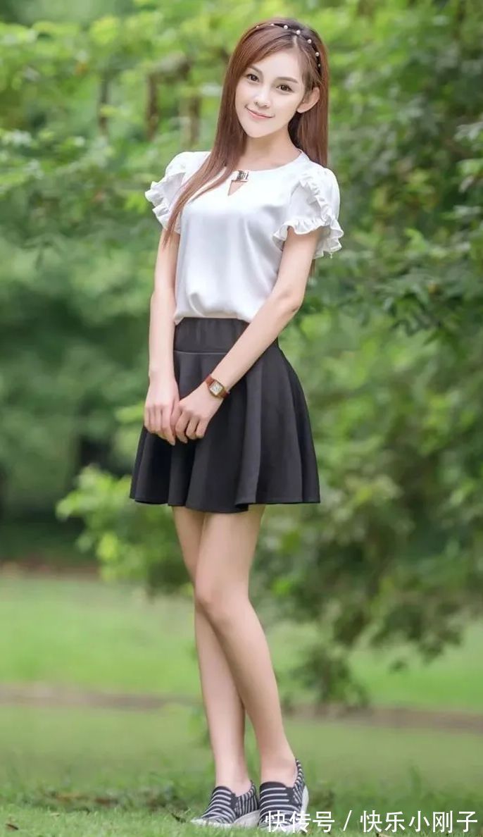短款 白色圆领小衫,一条黑色短款百褶裙,秀出少女美腿,更加的美丽!