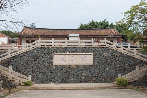 福建泉州也有一座少林寺，由河南少林寺僧人创办，以武术闻名