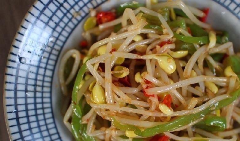 一家三口的简单晚餐，有荤有素，五道菜三人吃得干干净净，真舒坦