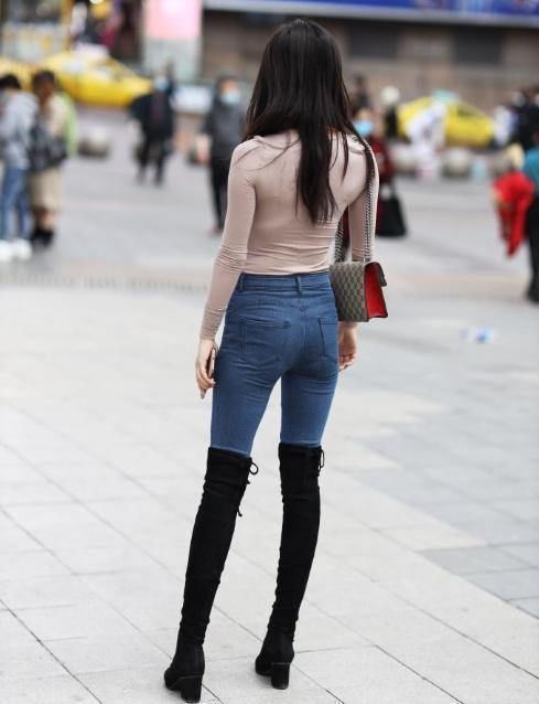 美女|美女穿搭:小姐姐爱穿紧身上衣配短靴,轻松“秀身材”,让人心动十足!