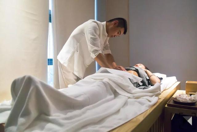 产妇|23岁宝妈,盲目跟风剖腹产,产后被催着下床时她后悔了,太疼了