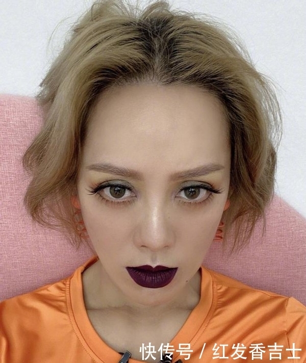 女人涂口红时,这3个“坏习惯”不改,口红再贵还是会掉色沾杯