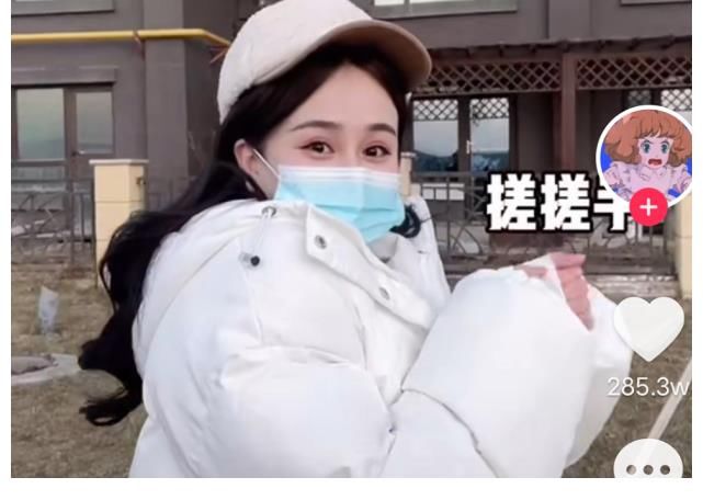 千万粉丝的可爱屁被质疑使用变声器,直播首秀差点翻车,幸好鲨鱼的控场能力强