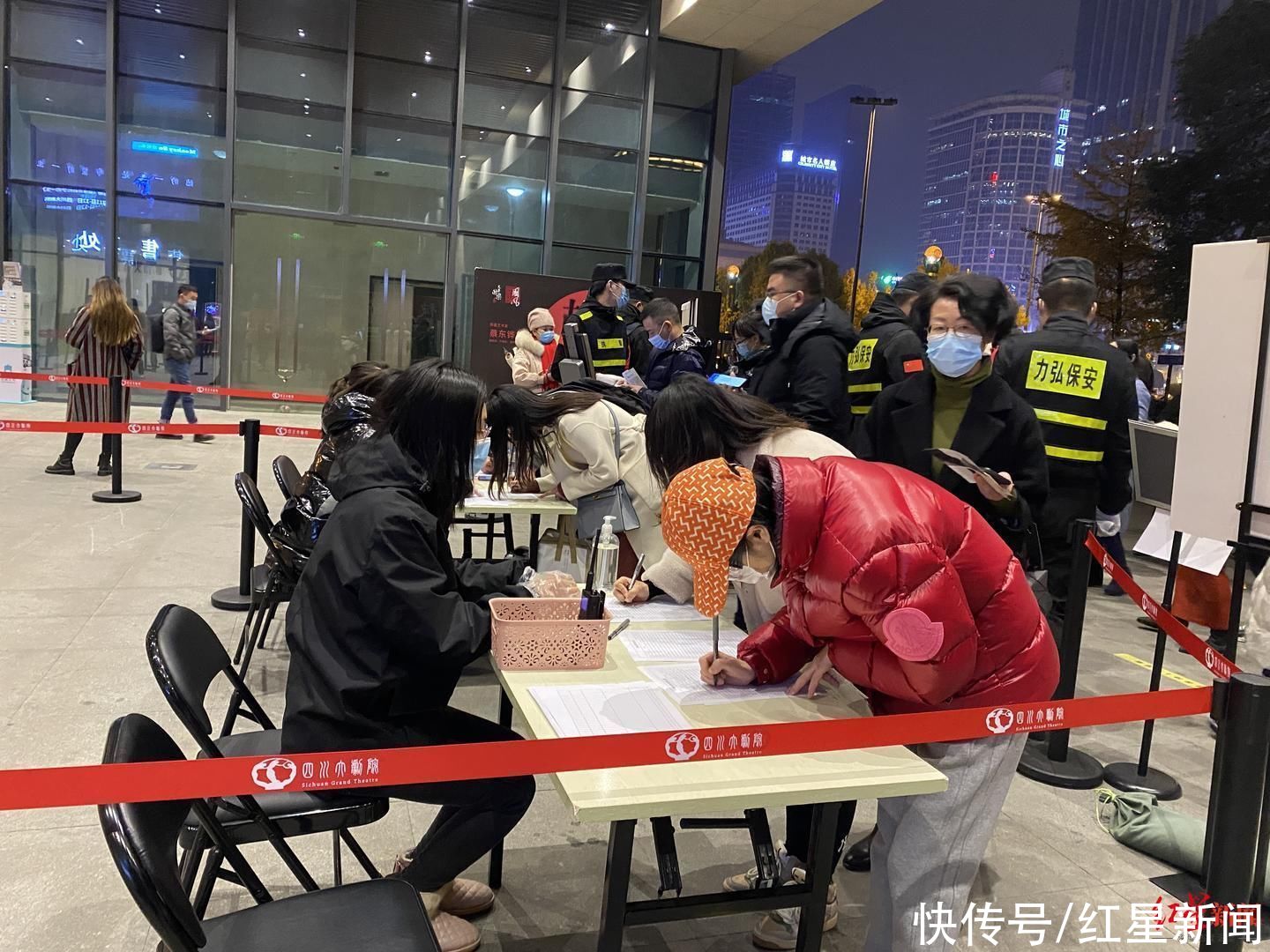  观众|戴口罩、出示健康码……观众安心欣赏了一场精彩演出