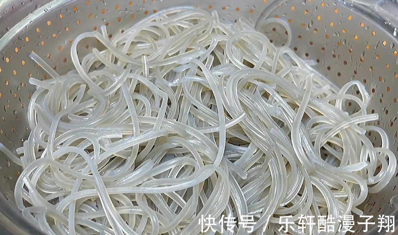 炖鸡到底要不要焯水 很多人都做错了,难怪又腥又柴,原来有诀窍