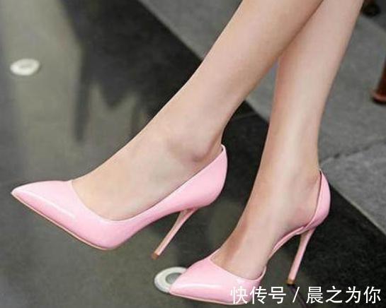 减龄 穿上精致的细跟鞋,减龄又魅力十足!