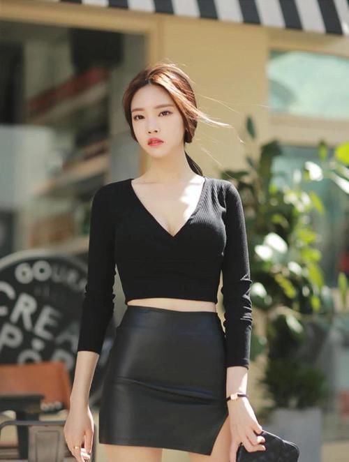 实不相瞒，姐姐的小皮裙，看着像是让老鼠“啃了口”