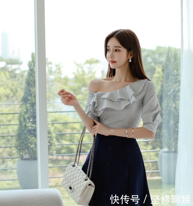 孙允珠时尚穿搭:玲珑紫砂灰度双层荷叶包臀裙