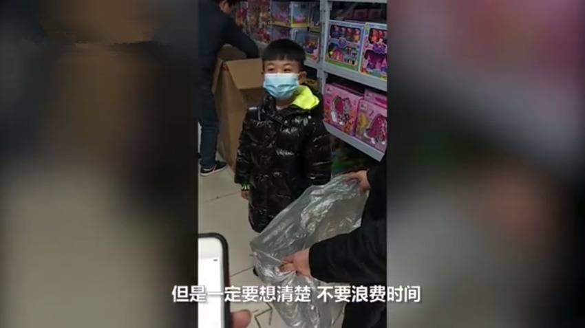 小男孩考双百，爸爸奖励30秒狂购玩具获高赞，网友：教育方式很棒