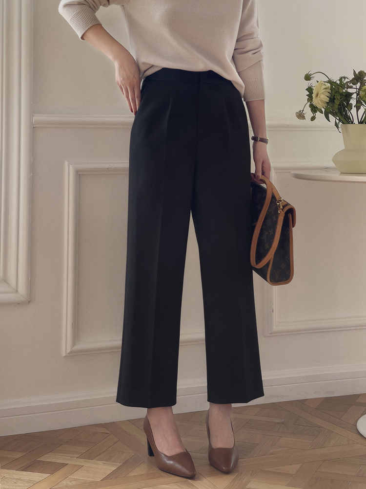 大衣 秋冬衣服别乱买,常备“高领衫”,搭配大衣、羽绒服都洋气