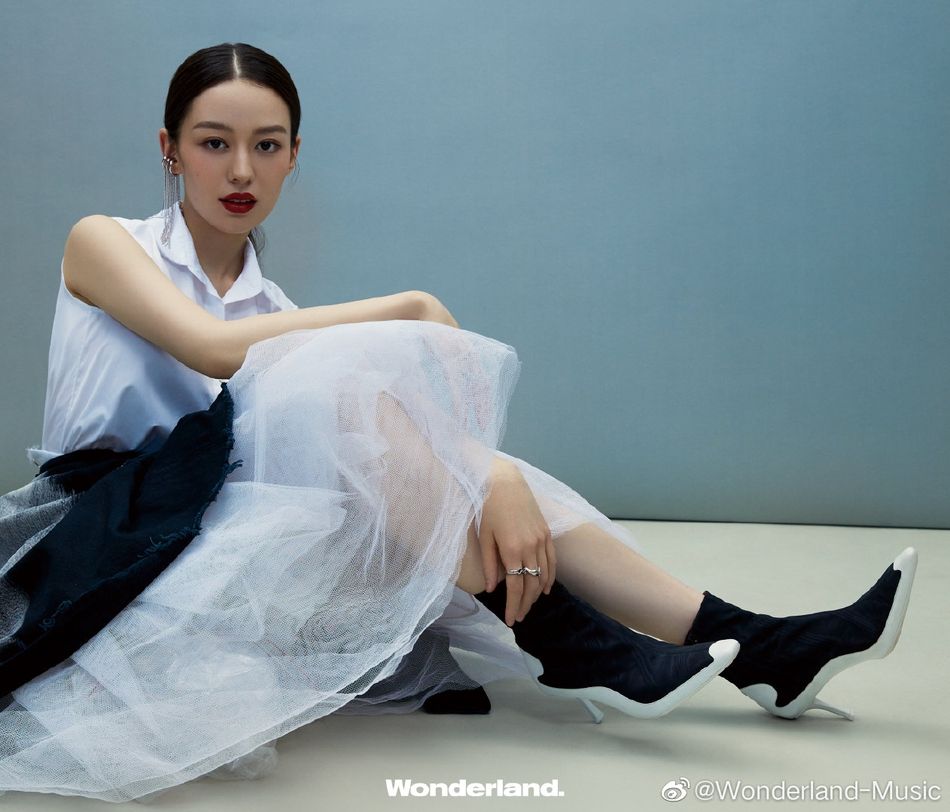 西服套装|吉娜穿黑色西服套装 五官精致气质绝佳