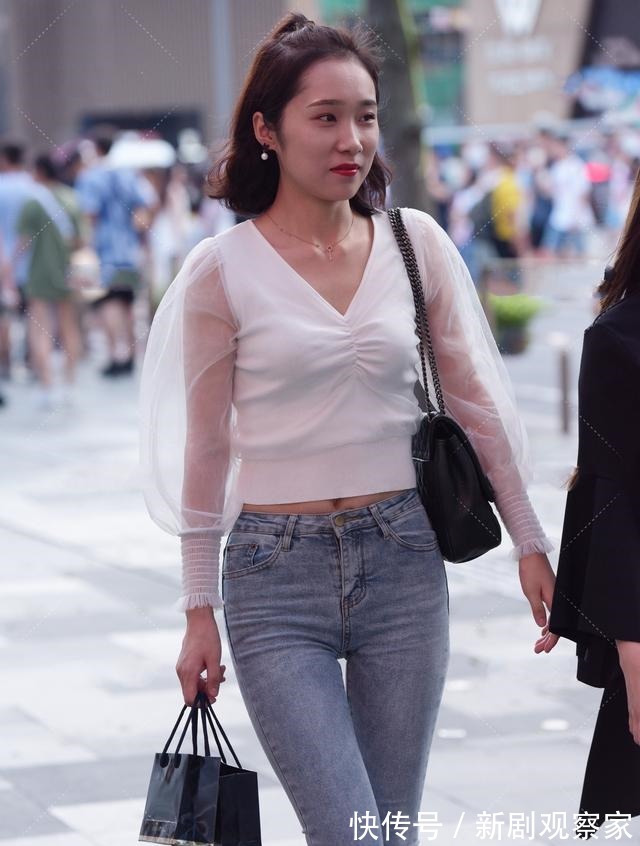 泡泡袖 网纱泡泡袖上衣搭配钉珠喇叭裤,性感时髦,可爱明媚!