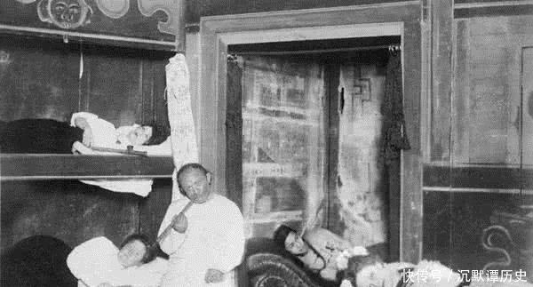 大清|清末罕见照白人洋妞陪着富少吞云吐雾,图5大清的格格躺在男人怀里吸大烟