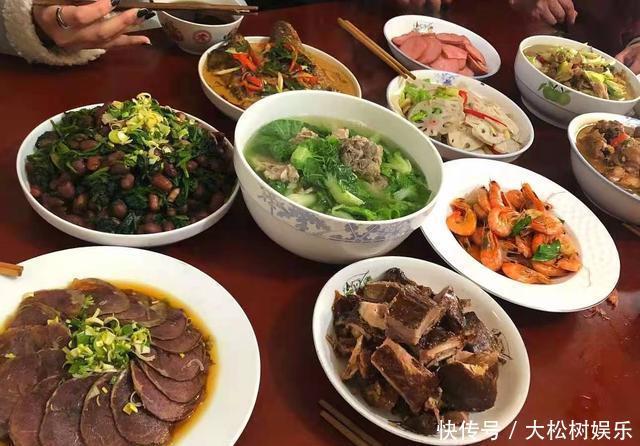 回婆家过年,弟媳妇做了一桌接地气的饭菜,网友:这才是家的味道