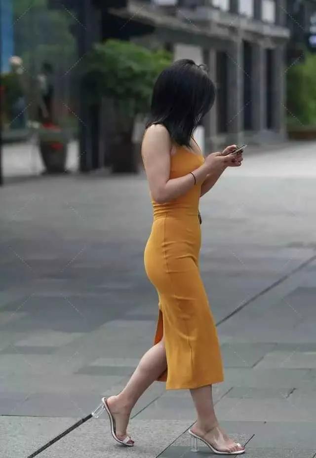 高跟凉鞋 难道今年流行透明高跟凉鞋吗30位美女穿出了简约而不简单的效果