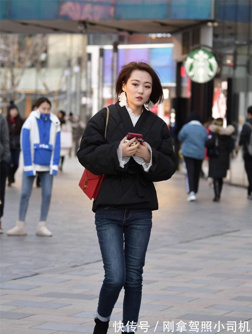 牛仔裤 冬天穿牛仔裤要不要搭配一双长靴, 时尚姑娘会给出你不同答案!
