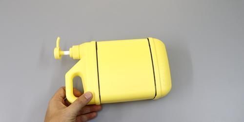 大洗洁精瓶子简单切两刀,制作一个电熨斗,简单实用