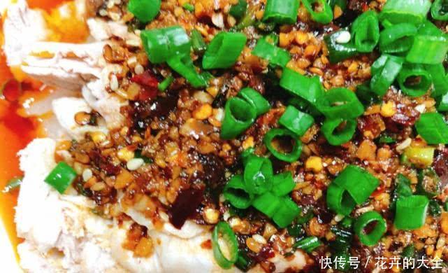 蒜味|做“蒜泥白肉”别直接加水煮,多加这3样,蒜味浓厚肥而不腻!