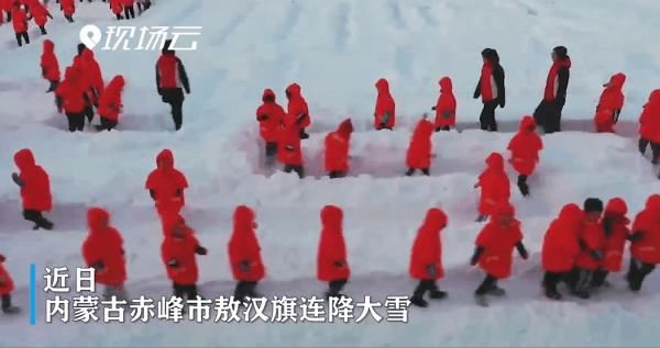 孩子们|好家伙！冰天雪地里，萌娃们这个动作让网友看呆