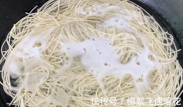 兰州牛肉面|开学了，我家最馋这早餐，简单快速，味鲜营养，连吃3天都不腻！