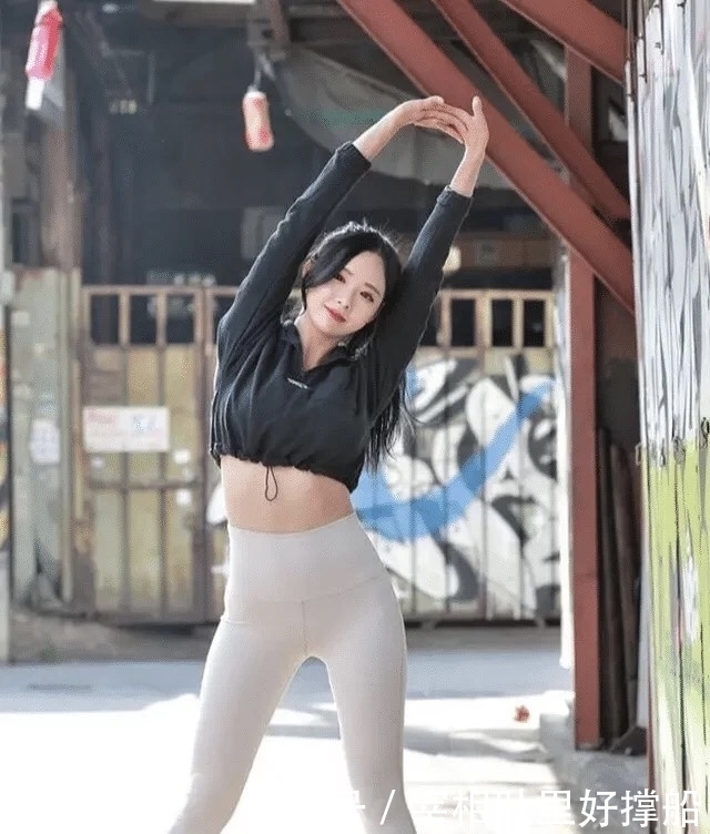 邻家娇柔女,青春自飞扬,纯白修身裤配个性小衣的温婉俊俏之美