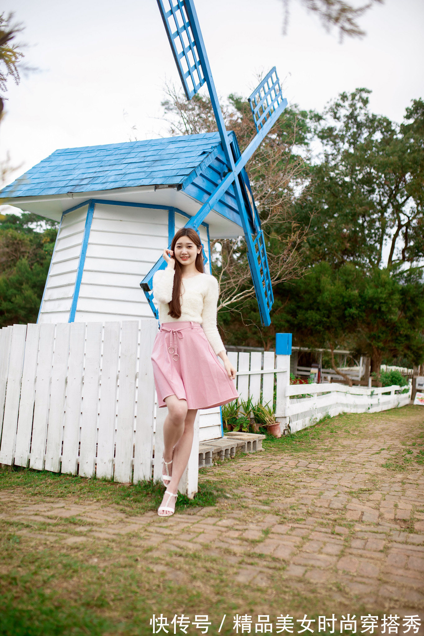 穿搭 甜美减龄的穿搭:粉色半身裙+白色小凉鞋,温柔甜美