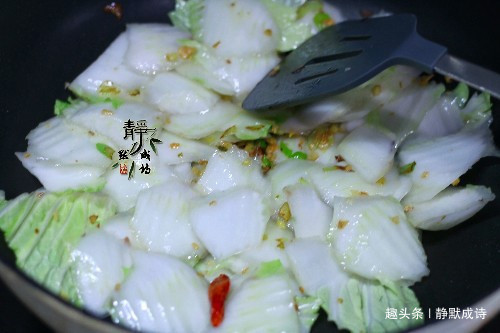 白菜帮不要扔，教你开胃做法，爽口下饭，比肉都招人待见