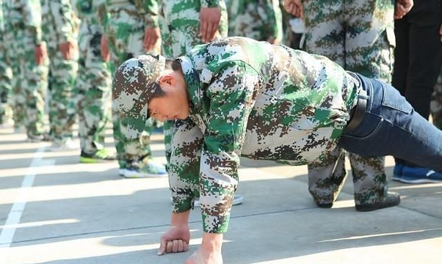 男生|如果男生每天坚持做俯卧撑，会变成啥样？说了你别不信