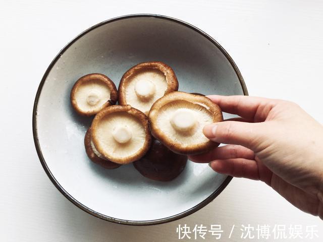 小虫子|香菇不能用水冲洗或焯水，正确方法可让脏东西乖乖溜走，2招学会