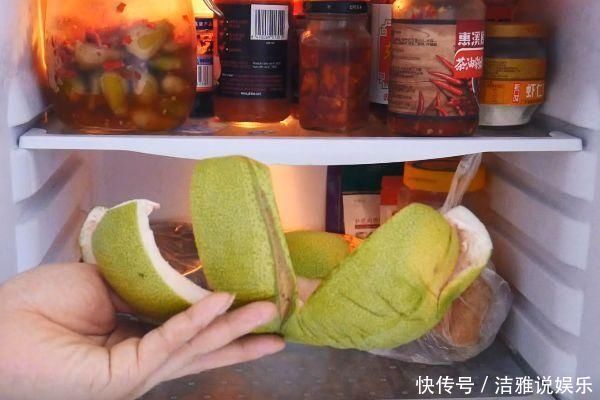 吃完柚子皮别再扔掉了,放进厨房有妙用,一年能省几百元