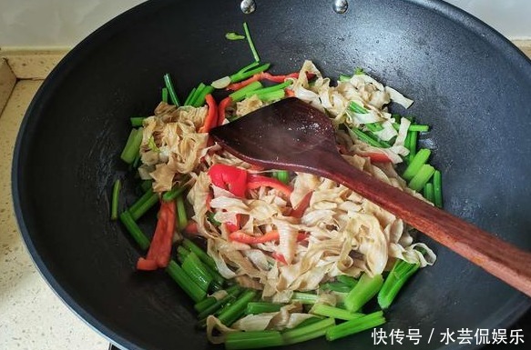 每周|用3样素菜一起炒,不放肉也很香,我家每周吃三次,次次光盘