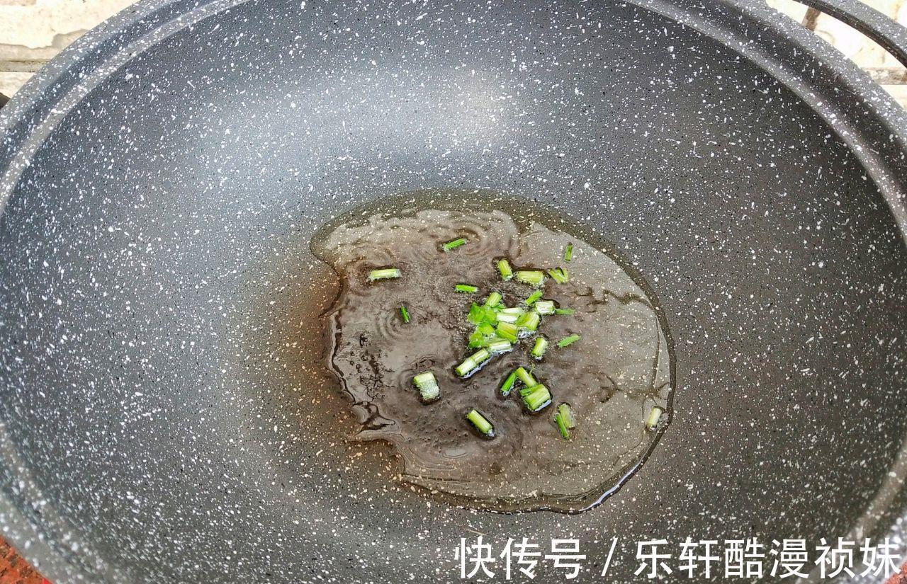 秋天，这菜这么做鲜美极了，不放肉也香