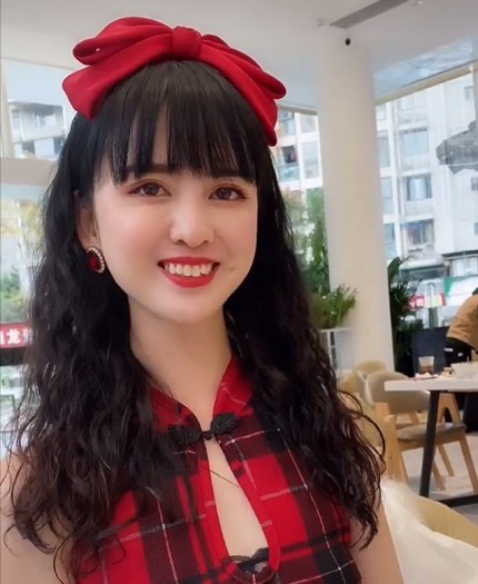 小卷发|成都61岁大姐因“娃娃脸”走红,抬头一个微笑,仿佛看见20岁少女