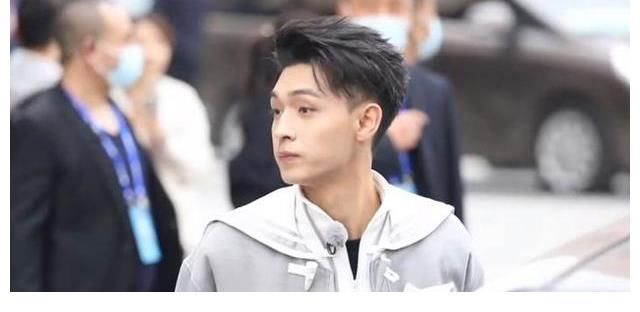 老秦|秦霄賢錄制奔跑吧，衣服單薄冷到攥緊拳頭