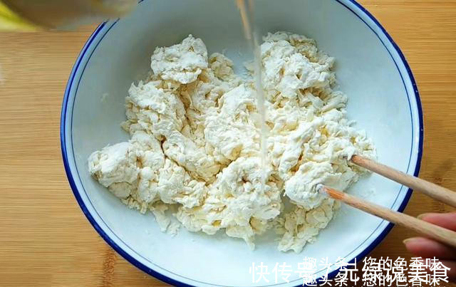 葱油饼这样做真好吃，掌握2个小窍门，柔软多层，酥脆可口。