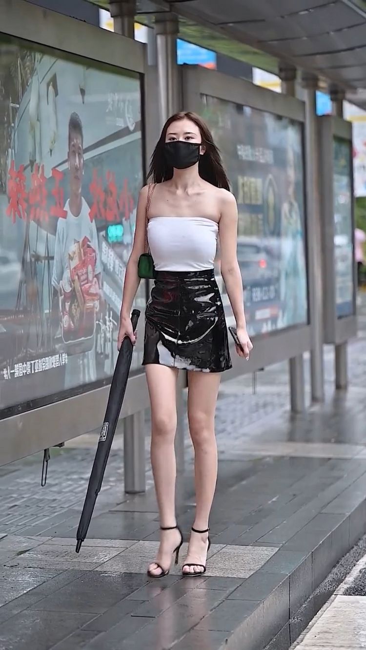 裙子|街拍美女：女生搭配高跟鞋，气质显得浪漫又时尚