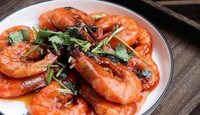  大虾除了煮着吃，还有一道经典做法，春节家宴露一手，全家都爱