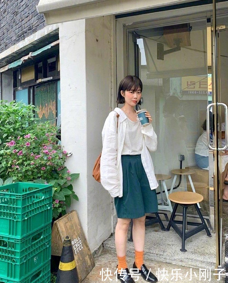 T恤|纯白T恤外搭白色衬衫,势必会引领另一番潮流!