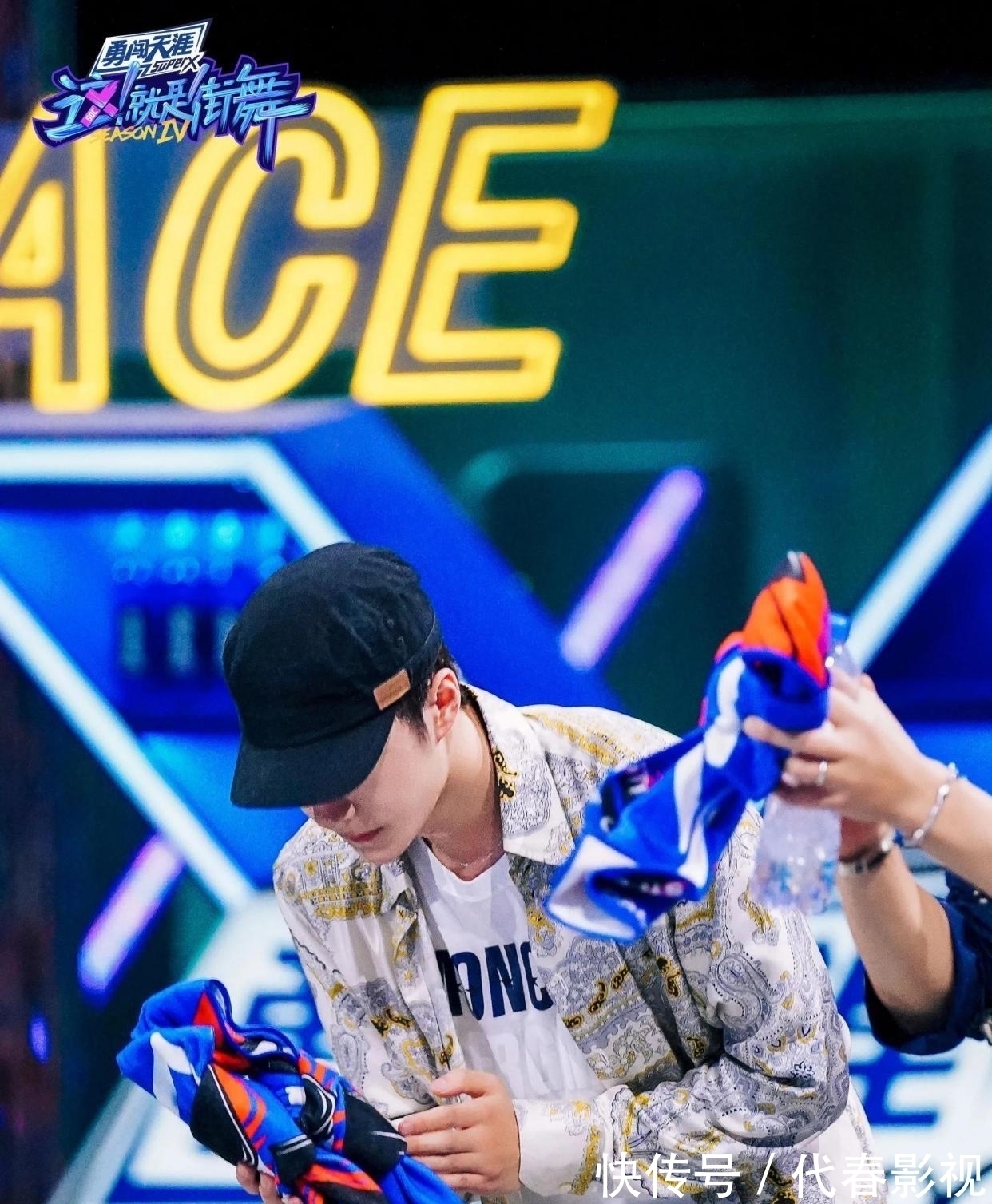 王一博戴著狗狗帽子可愛上線，說卡卡跳舞不咋地，替布布報(bào)仇了