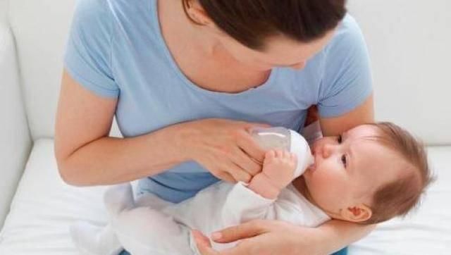 新生|护士把新生婴儿放入水中,宝宝以为自已在肚子里,整个画面萌化了