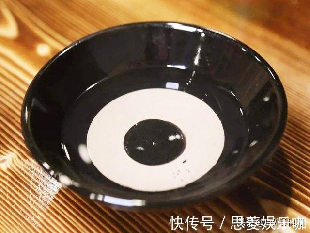 为了钓到鱼，钓友想尽各种办法！鱼：我们被包围了