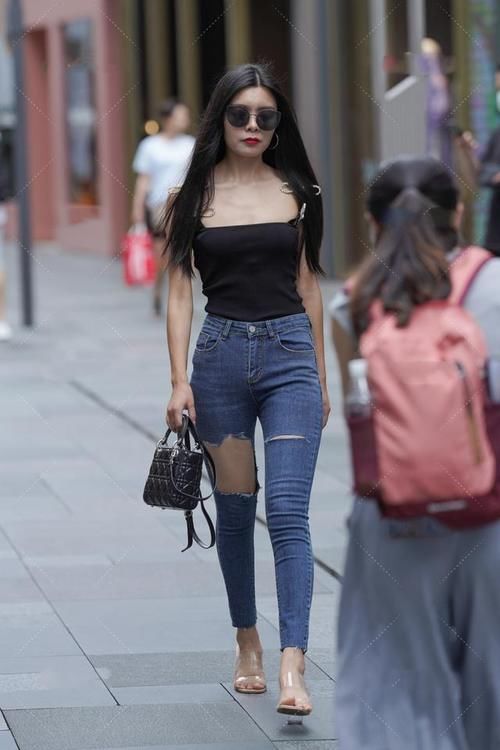 穿搭|苗条美女怎么穿搭？黑色吊带背心搭配紧身牛仔裤，展现好魅力！