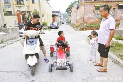遛弯|洛阳农民手工打造“东方红”拖拉机走红 陪同4岁孙子遛弯忒拉风