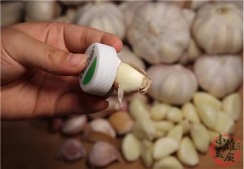 剥大蒜别再用手扒,一个啤酒盖,快速去皮不费劲,真的太绝了