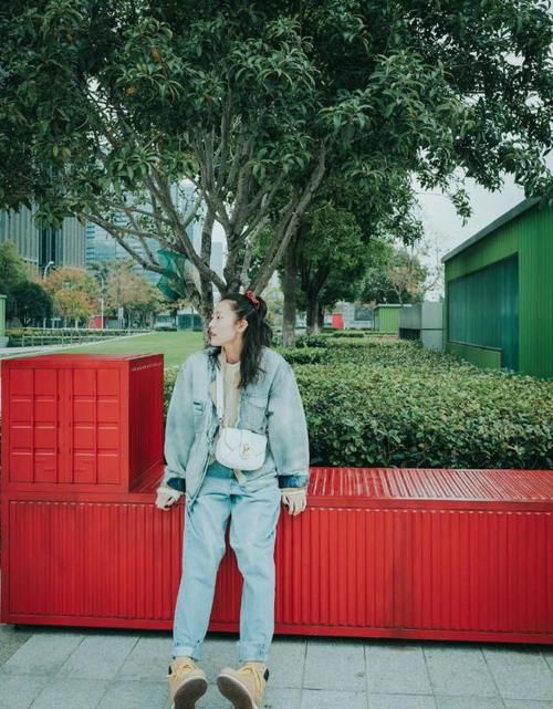  减龄|刘雯潮流冬装搭配来袭，牛仔派克服配浅色牛仔裤，减龄时尚又有范