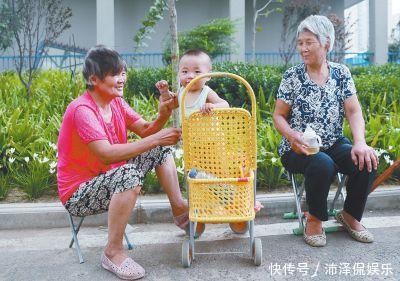 娃错|3岁娃错把502胶当眼药水滴眼睛,医生大赞母亲救了孩子的眼睛