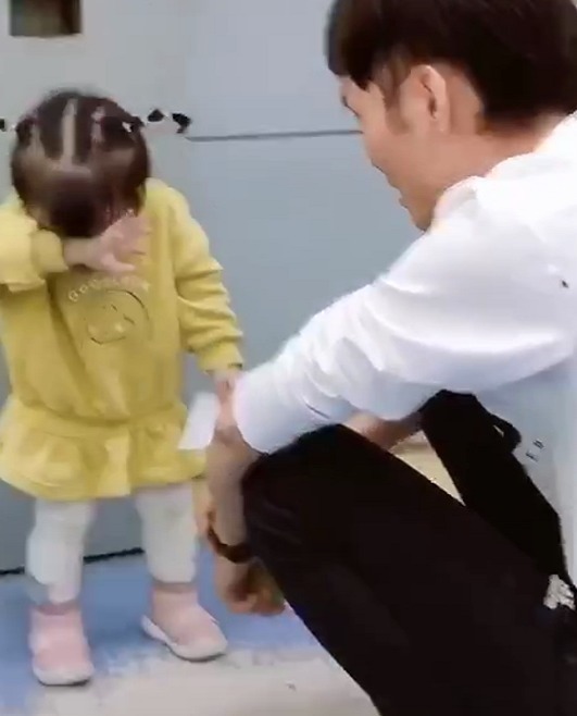 天线|小女孩翻垃圾桶被爸爸训斥,伤心捂脸大哭,网友:天线都哭歪了