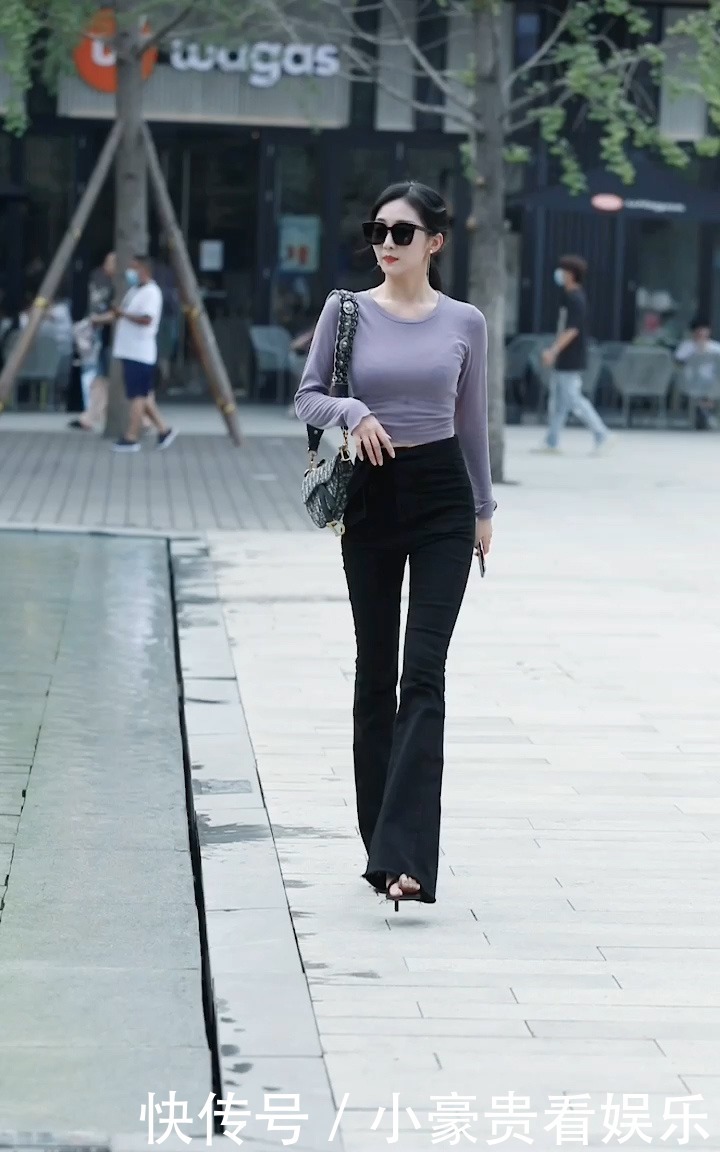 人到中年怎么穿?喇叭裤加长袖T恤,打造精致女王范