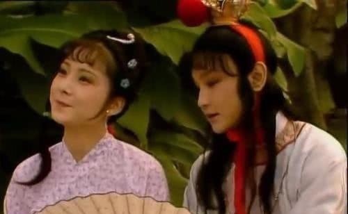 李嬷嬷$贾府中第一个被撵走的丫头，藏着惊人秘密，与宝钗和黛玉密切相关